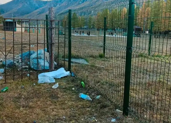 На стадионе в райцентре в Бурятии воцарилось безобразие