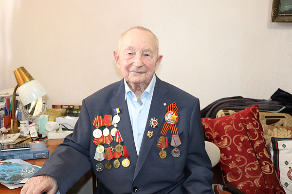 100-летний ветеран ВОВ проголосовал на выборах в Бурятии